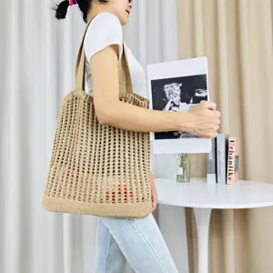 Elegante beige geflochtene Damen Umhängetasche, perfekt für Strand, Alltag und lässige Sommer-Outfits.