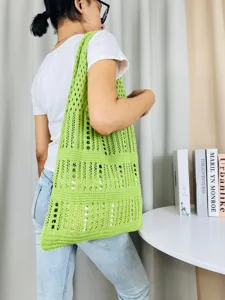 Grüne geflochtene Hohl-Schultertasche im Detail, modische Netztasche für Damen Sommer Freizeit.
