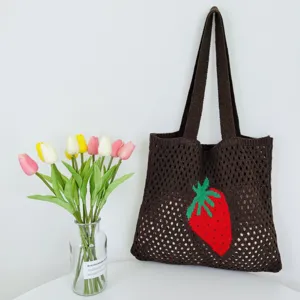 Braune Strick-Netz-Tasche Detail, mit einem süßen roten Erdbeermuster und doppelten Trägern.