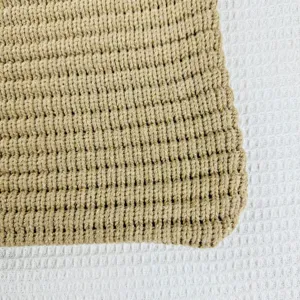 Primo piano dettagliato della texture della borsa in maglia tessuta di alta qualità.