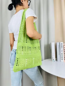 Grüne Häkel-Tragetasche, stilvolle Schultertasche mit Lochmuster für Alltag und Strand.