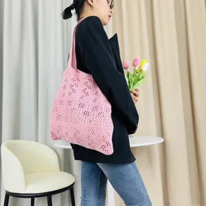 Rosa geflochtene Tragetasche mit Lochmuster, lässige Damen Schultertasche für den Alltag.