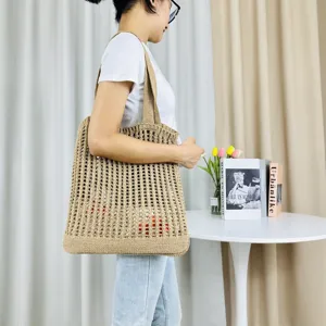 Beige hohle Strick Damentasche, lässige Sommer Strand Umhängetasche mit gewebtem Netzdesign.