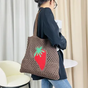 Braune Häkel-Tasche mit rotem Erdbeer-Muster, Damen Strick-Shooter Strandtasche hohles Design