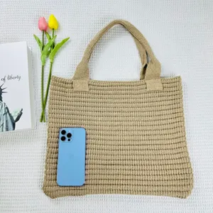 Vista dettagliata della borsa tote in maglia, elegante borsa a spalla casual e morbida.