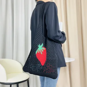 Schwarze Strick Erdbeer Tote Tasche, Häkel Mesh Strandtasche mit süßem Design für den Sommer.