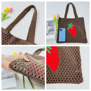 Detaillierte Ansicht der braunen Stricktasche mit rotem Erdbeermuster und Lochmuster.