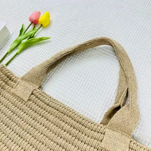 Dettaglio in primo piano di una borsa shopper in maglia kaki vintage, borsa casual chic.