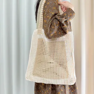 Detailaufnahme der hohlen Strick-Tasche zeigt Textur und Material für den Alltagseinsatz.
