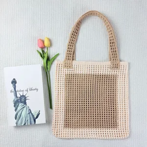Nahaufnahme gewebte Strick Tasche Netzdesign beige khaki boho Stil Detail Textur Aufnahme.