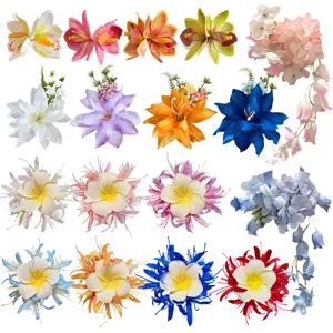 Nahaufnahme von bunten künstlichen Blumen Haarspangen, tropischen Frangipani Details.