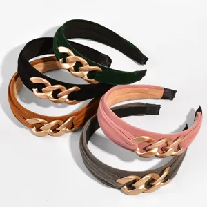 Samt Haarreif mit goldener Kette, stilvolles und vielseitiges Haaraccessoire für Alltag.