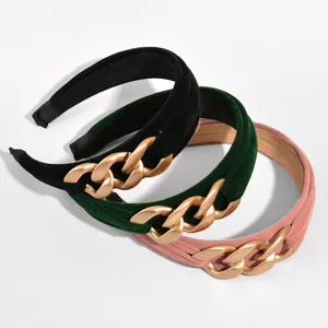 Samt Haarreif Nahaufnahme mit Struktur und auffälliger goldener Kette, stilvolles Haaraccessoire.