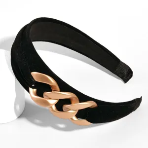 Schwarzes Samt-Haarband mit stilvollem goldenen Kettendekor, elegantes Haar-Accessoire.