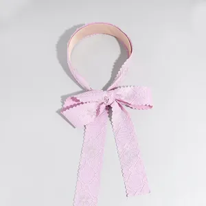 Diadema de encaje rosa con lazo y cinta, dulce accesorio para el cabello detalle de textura.