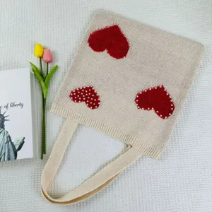 Beige Strick-Tragetasche mit roten strukturierten Herzen und Perlenverzierungen für Damen.