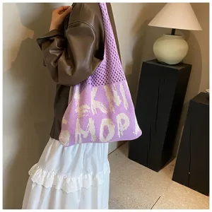 Lila Strick-Shopper Schultertasche mit Muster, lässiges und praktisches Alltagsaccessoire.