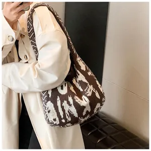 Modische braun-weiße Strick-Umhängetasche mit Muster für lässige Alltagsmode und trendigen Look.