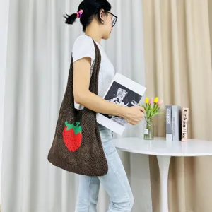 Braune gestrickte Tasche mit süßem Erdbeer-Muster, große und lässige Umhängetasche für Damen.