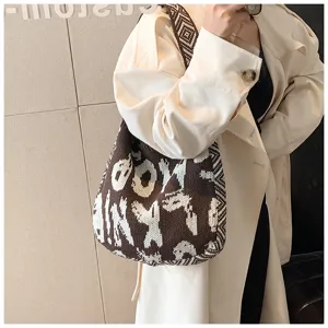 Eingestrickte Damen Schultertasche mit künstlerischem Muster und breitem Gurt für Alltag.