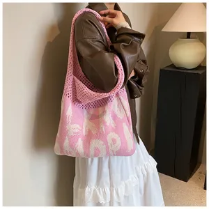 Rosa geflochtene Umhängetasche Detailansicht, lässige Netztasche mit schöner Textur.