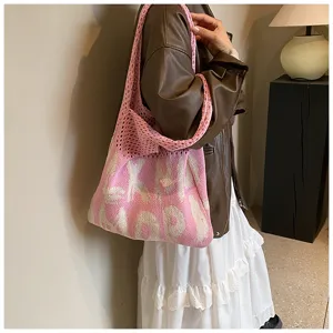 Rosa gestrickte Handtasche mit Buchstabenmuster, modische grosse Schultertasche.