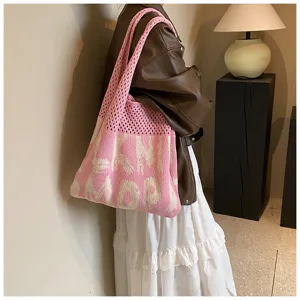 Rosa Strick-Shopper Tasche für Damen, große Umhängetasche mit modischen Buchstaben Design.