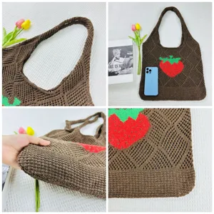 Detailansicht der Stricktasche mit brauner Häkelstruktur, Erdbeermotiv und Schultergurt.