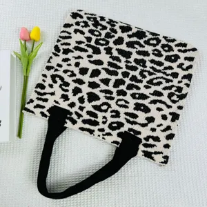 Schwarz-weißer Leo-Print Strick-Shopper, weiche lässige Umhängetasche für Damen.
