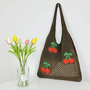 Bolso tote marrón de ganchillo con lindo estampado de cerezas, bolso de hombro de punto.