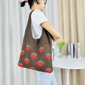 Bruine gebreide aardbei shopper tas, grote gewoven schoudertas voor dames dagelijkse mode.