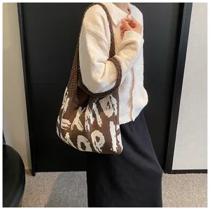 Braune gestrickte Umhängetasche für Damen, große Freizeittasche mit stylischem Strickmuster.