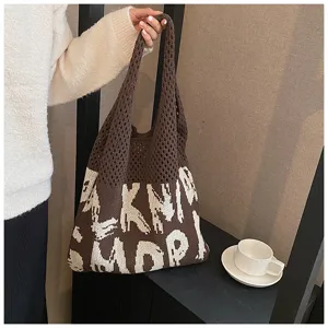 Braune gestrickte Tragetasche mit auffallendem Buchstabenmuster, große Schultertasche.