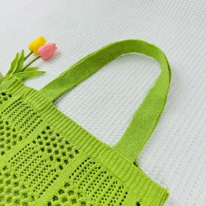 Grüne Strick Häkel Handtasche Detailaufnahme mit weicher Textur und modischem Sommerdesign.