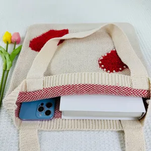 Strick-Tragetasche Detailansicht zeigt den geräumigen Innenraum mit Büchern und Handy für Alltag.