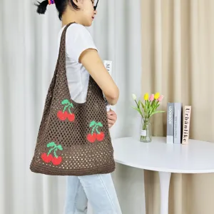 Bolso tote de punto marrón con bonito diseño de cereza, bolso de hombro grande y casual.