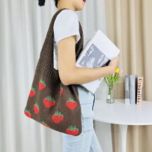 Bruine gebreide shopper met rood aardbeienpatroon, casual schoudertas voor dagelijks gebruik.