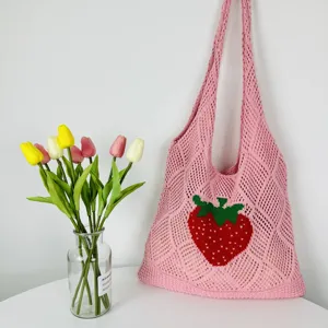 Rosa gestrickte Netz-Tragetasche mit süßem Erdbeermuster, große Umhängetasche für Damen.
