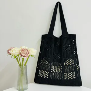 Schwarze gestrickte Shopper Tasche Detail mit Lochmuster, lässiges Design für Damen.