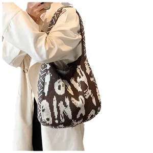 Gestrickte Umhängetasche für Damen, stilvoller braun-weißer Shopper mit Buchstabenmuster.