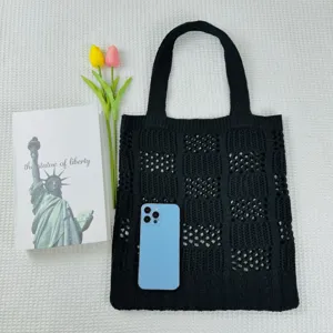 Schwarze Strick-Tragetasche mit Lochmuster, große Schultertasche für Alltag und Strand.