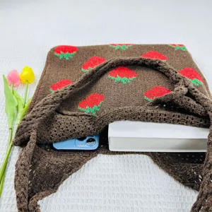 Bruine gebreide aardbei tote tas detail, schattige rode vrucht schoudertas binnenkant.
