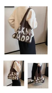Lässige Strick-Tasche für Damen, mit stilvollem Buchstabenmuster und großer Schultertaschen-Kapazität.