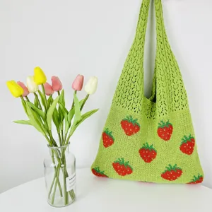 Groene gebreide aardbeien shopper tas, casual grote schoudertas voor dagelijks gebruik.
