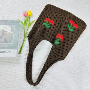 Bolso tote de punto marrón con cerezas, bolso de hombro calzado informal de estilo estético.
