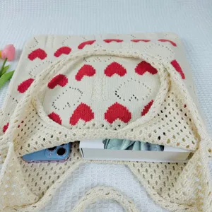 Strick-Tragetasche mit roten Herzen und ausgehöhltem Design, lässige Strand-Einkaufstasche für Damen.