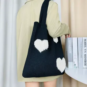 Schwarze Strick-Tragetasche mit süßen weißen flauschigen Herzen, geräumige Schultertasche.