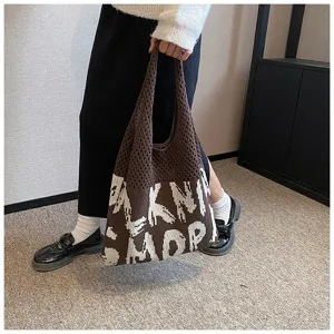 Braune Strick-Tasche für Damen, große Schultertasche mit modischem Buchstaben-Design.