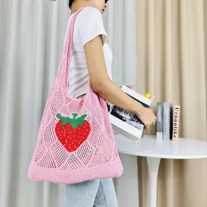 Rosa gestrickte Netz-Tragetasche mit süßem Erdbeermuster, lässige große Umhängetasche.
