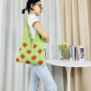 Groene gebreide shopper met rood aardbeipatroon, casual grote schoudertas voor dagelijks gebruik.